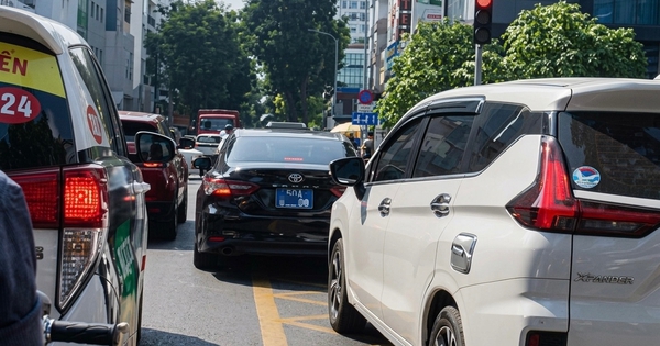 Ô tô biển xanh ở TPHCM bị xử lý do dừng đè ở vạch mắc võng