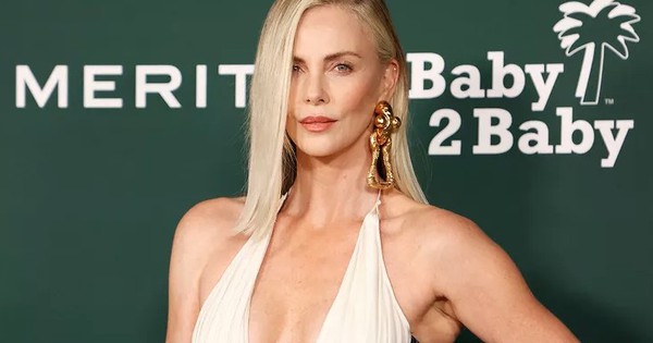 Đả nữ gợi cảm bậc nhất thế giới 50 tuổi vẫn trẻ đẹp khó tin: Bí quyết gói gọn trong 3 điều