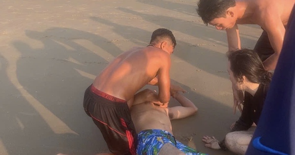 Clip 49 giây ghi lại cảnh cứu và sơ cứu 2 vợ chồng du khách ngay trên bãi biển Vũng Tàu