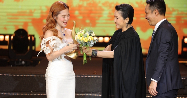 Gây tranh cãi khắp mạng xã hội sau gần 24 giờ nhận cúp Cống hiến, Hương Tràm: 