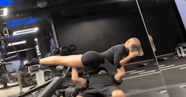 Ngôi sao Chelsea gây bão với clip dùng bạn gái xinh đẹp làm... tạ đẩy ngực