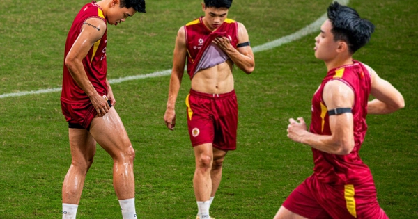 Có cầu thủ nào đi đá bóng mà da trắng bóc như Đình Bắc, visual thư sinh, vén áo khoe body thì cực cuốn