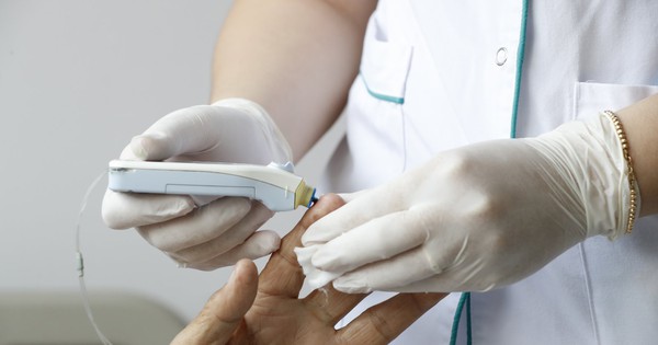 Người đàn ông rơi vào hôn mê sâu: Bác sĩ lặng im khi nhìn vào thứ người nhà mang theo