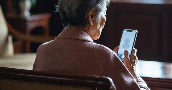 Người mẹ 80 tuổi mỗi ngày gọi video cho con trai, nhắc con ăn uống đàng hoàng: Sự thật đằng sau khiến ai nghe cũng nghẹn lòng