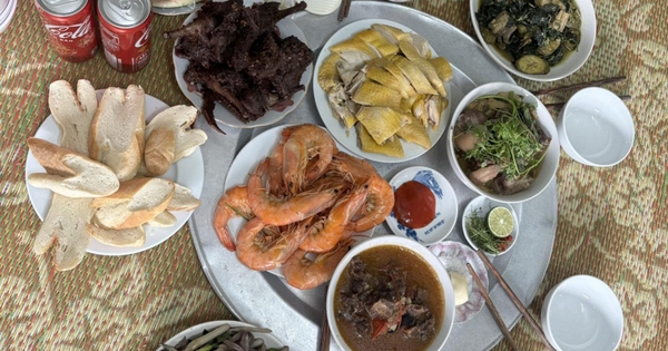 Thông gia mời sang ăn cơm mùng 1, tôi đang ngơ ngác không hiểu gì thì ông ấy tuyên bố lý do còn ngớ ngẩn hơn