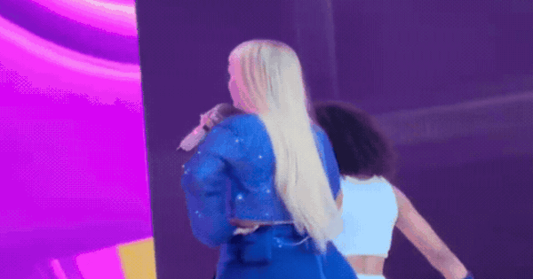 Ca sĩ hết thời hủy show