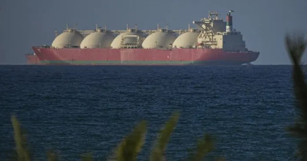 Nóng: Iran tuyên bố mở cửa hoàn toàn eo biển Hormuz, giá dầu sụt gần 11%, chứng khoán tăng kỷ lục