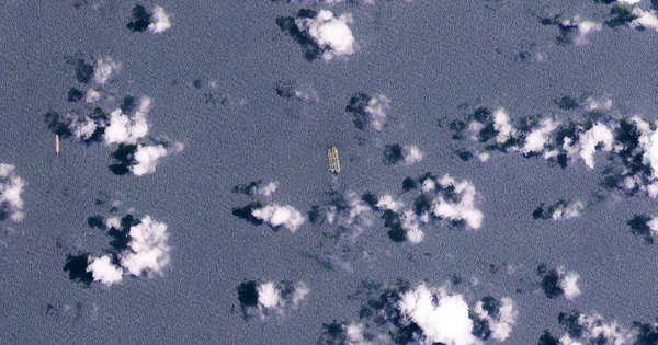 Ít nhất 62 triệu thùng dầu Iran đã được ‘sang tay’ tại vùng biển cách Hormuz hàng ngàn dặm, sau đó tiến thẳng tới Trung Quốc