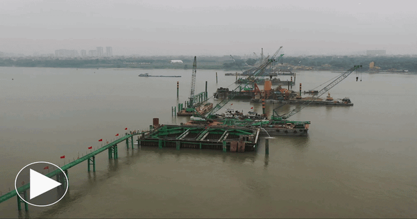 Khung cảnh 'khó tin' tại công trường siêu cầu 16.000 tỷ đồng bắc qua dòng sông biểu tượng của Thủ đô
