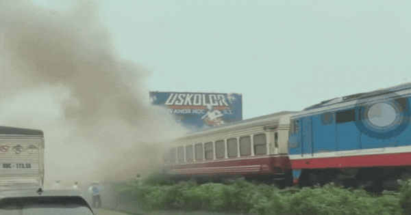 Hiện trường vụ tàu khách Hà Nội - Hải Phòng cháy 2 toa khi đang chạy, cột khói đen bốc cao ngùn ngụt