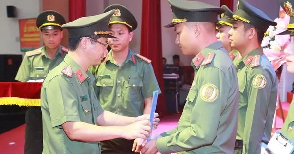 30 nhân viên an ninh sân bay Vinh trở thành công an