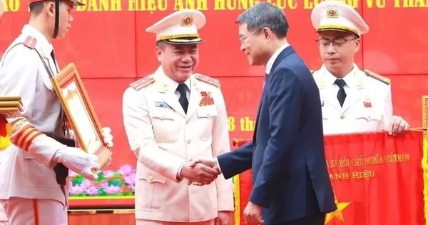 Trung tướng Nguyễn Thanh Tùng đón nhận danh hiệu Anh hùng lực lượng vũ trang nhân dân