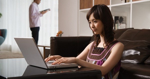 Một lần đi đổ rác thay chồng, tôi vô tình thấy thứ anh cố tình giấu đi mỗi ngày