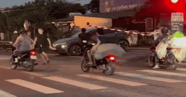 Khoảnh khắc tài xế ô tô bỏ xe tháo chạy trước khi bị tàu SE6 tông trực diện