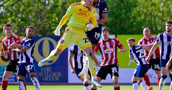 Thủ môn ghi bàn phút 90+6, Cardiff thăng hạng đầy cảm xúc