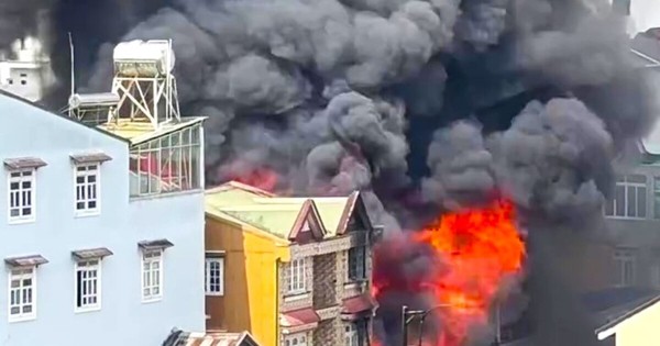 Nhà gỗ ở trung tâm Đà Lạt bốc cháy ngùn ngụt, khói bao trùm khu dân cư