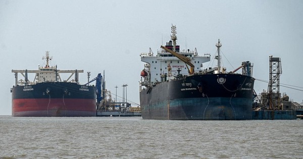 Để mua 2 triệu thùng dầu Iran dễ dàng, nền nước láng giềng của Trung Quốc phải 'nhờ' tới Bắc Kinh