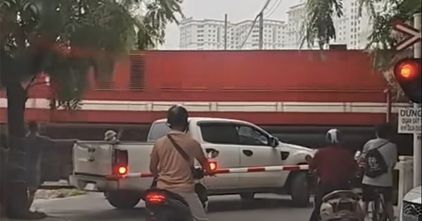 Tài xế bán tải mắc kẹt khi cố tình vượt rào chắn đường sắt bị phạt 5 triệu đồng