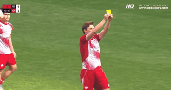 Cầu thủ phải nhận thẻ vàng, đốt luôn trước mặt trọng tài gây ngỡ ngàng