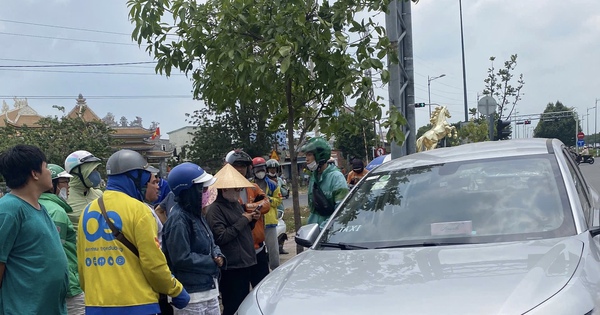 TPHCM: Phát hiện nam tài xế tử vong trong ô tô trên đường Phạm Văn Đồng