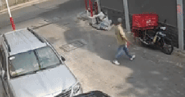 Clip người đàn ông đi vào hẻm ở TPHCM và rời đi trên chiếc xe của nam shipper