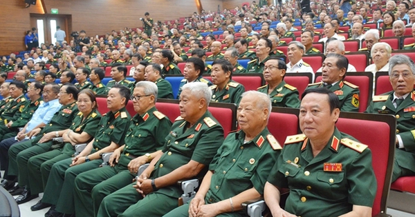 Đề xuất đổi cách tính tiền lương tháng để tính trợ cấp với sĩ quan nghỉ hưu trước hạn tuổi