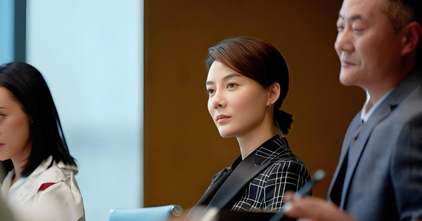 Trong sự kiện lớn của công ty, thấy vợ cũ đứng nói chuyện với lãnh đạo bên tôi, tôi mới nhận ra sai lầm đáng tiếc của mình