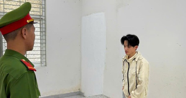 Thi hành lệnh bắt tạm giam 'cô đồng' Nguyễn Đức Quyền SN 2001