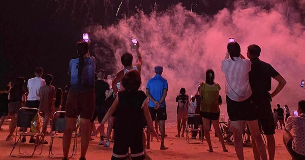 Cảnh tượng trên biển Bãi Cháy tối cuối tuần: Nhiều người phải bất ngờ