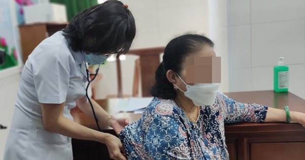 Mắc biến thể COVID-19 've sầu', khi nào người bệnh cần nhập viện ngay?