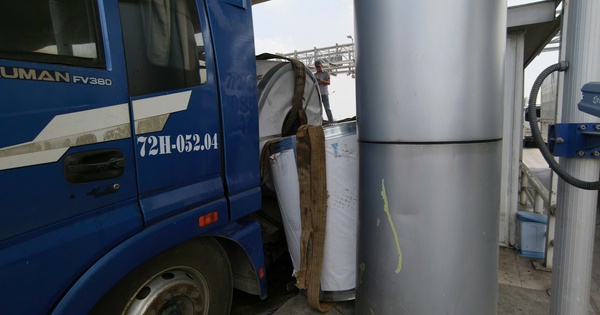 Cuộn thép lớn rơi đè cabin trạm thu phí ở TPHCM