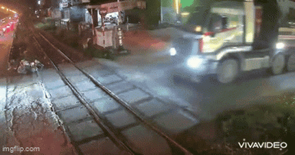 Tài xế "tiếc" vài giây, cố vượt qua đường sắt: Cái giá phải trả