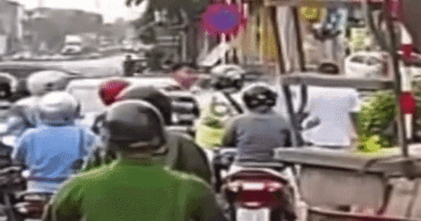 Hà Nội: Tài xế xe máy bị hành hung giữa đường vì chặn trước ô tô đi ngược chiều