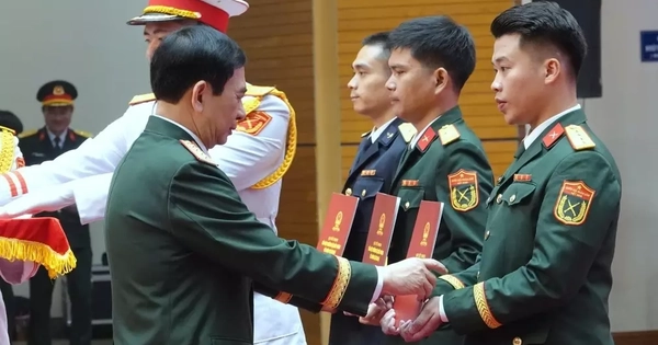 Đại tướng Phan Văn Giang trao phần thưởng đặc biệt cho 5 gương mặt trẻ tiêu biểu