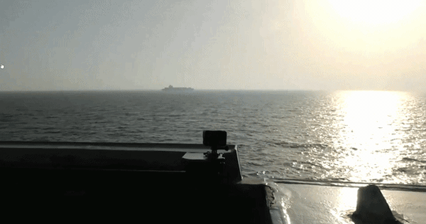 NÓNG: Mỹ tấn công tàu hàng Iran, 