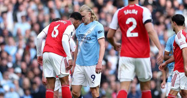Haaland “giúp” Gabriel thoát thẻ đỏ khi Man City hạ Arsenal