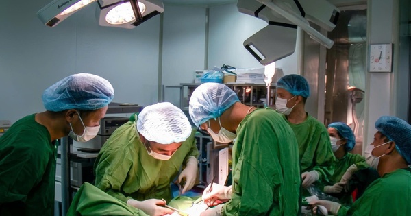 Đau bụng kéo dài, đi khám mới biết mắc cùng lúc 2 khối ung thư