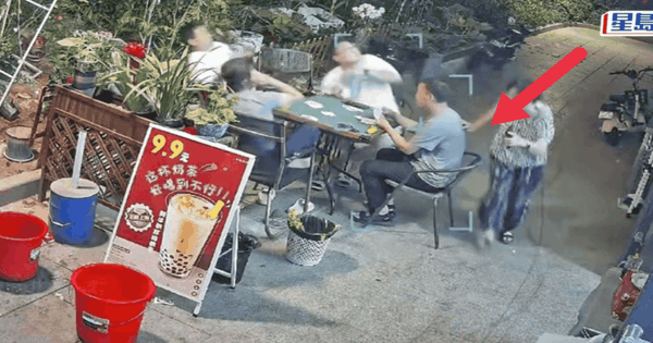 Cục nóng điều hòa trên cao bất ngờ rơi xuống sân, camera ghi lại khoảnh khắc khó tin