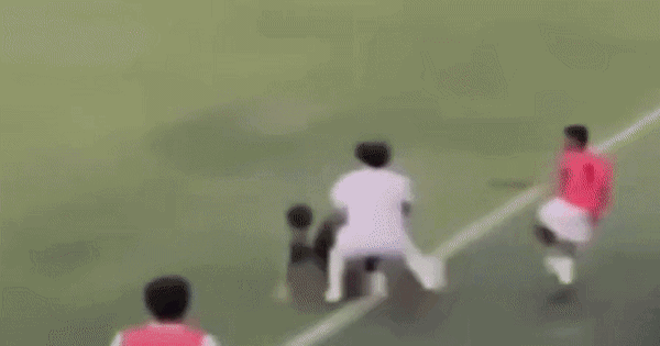 Tuyển thủ từng dự World Cup của Indonesia tung kung-fu triệt hạ đối thủ