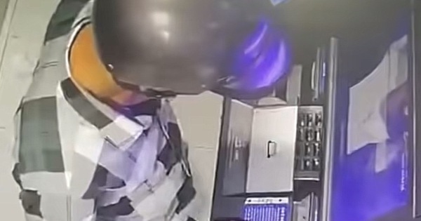 Cần làm gì khi phát hiện tiền nhả ra từ cây ATM?