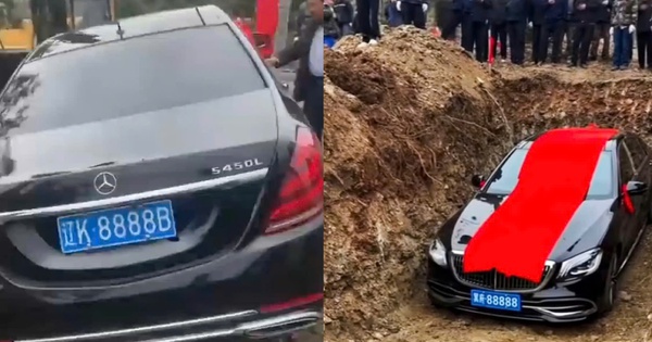 Chôn xe Mercedes biển số 8888 theo người quá cố, gia đình Trung Quốc gây bão dư luận
