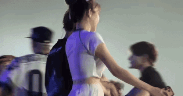 Quân A.P chính thức ra mắt vợ yêu 14 năm, nắm tay nhau công khai trên sân khấu