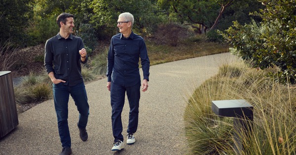 Tim Cook rời ghế CEO Apple sau 15 năm, John Ternus tiếp quản từ 1/9