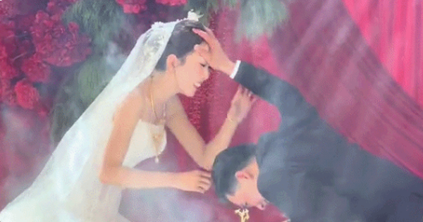 Cô dâu chú rể “đánh yêu” ngay trên sân khấu cưới hút 2,5 triệu view: Chú rể run, xin lỗi vợ liên tục