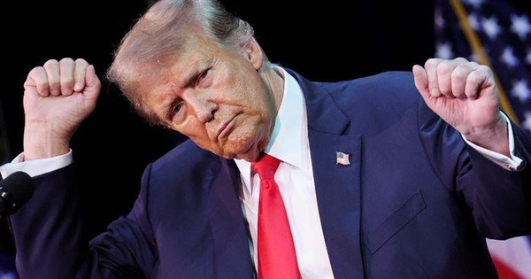 Ông Trump bất ngờ cảm ơn Iran vì hàng trăm tàu chuyển hướng tới Mỹ hút dầu