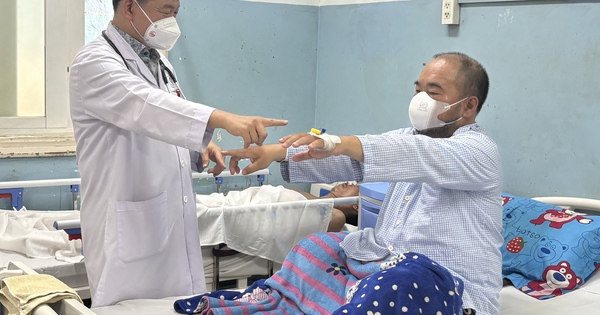 Tắm ngay sau khi đi nắng về, người đàn ông đột ngột nhồi máu não