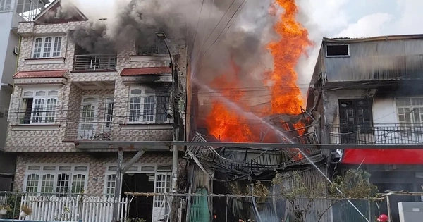 Vụ cháy ở Đà Lạt: Một chiến sĩ rơi từ tầng 2 xuống, chấn thương nặng