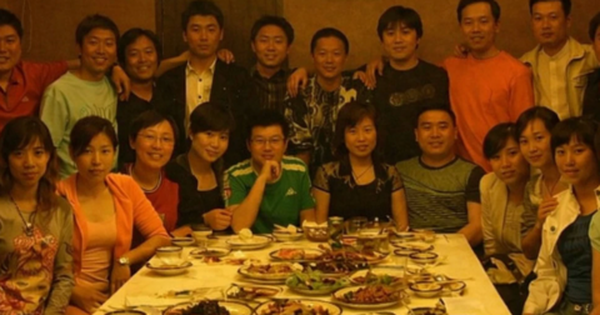 Đi họp lớp, tôi tranh thanh toán hoá đơn 162 triệu đồng: Về nhà nhìn 1 hành động của lớp trưởng mà chết sững