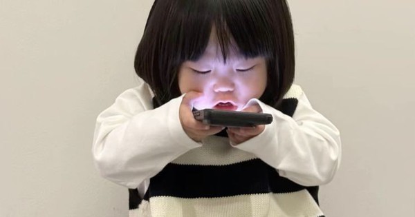 Cảnh báo cho các gia đình có con dùng điện thoại hơn 2 tiếng mỗi ngày