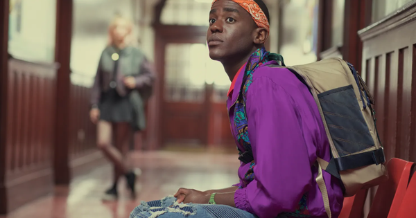 Xem phim Sex Education, chồng tôi tự dưng bật khóc nức nở: Lần đầu anh kể thật lý do giàu có nhưng không dám đi họp lớp!